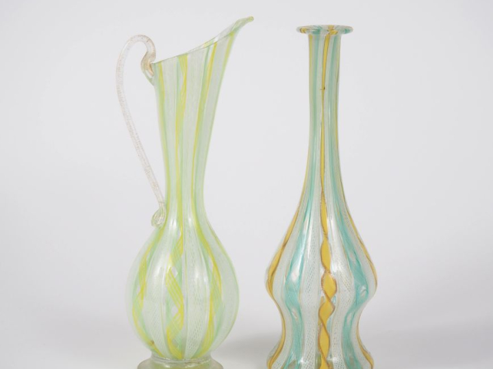 Deux différents vases en verre de Murano de forme torsadée. H. 20,5 et