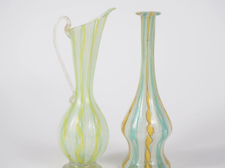 Vente aux enchères Deux différents vases en verre de Murano de forme torsadée. H. 20,5 et