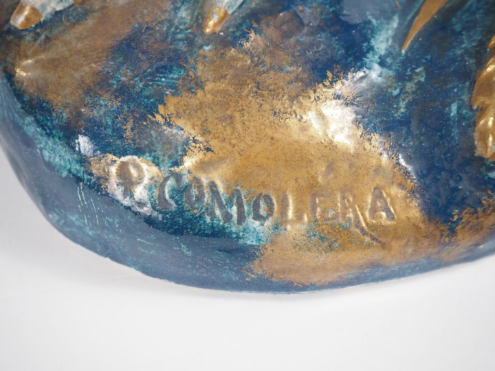 COMOLERA. "Le coq". Grand sujet en céramique bleue réhaussée d'or. Sig