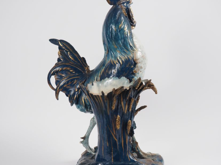 COMOLERA. "Le coq". Grand sujet en céramique bleue réhaussée d'or. Sig