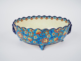 Vente aux enchères Jardinière en émaux polychromes de Longwy. Dim. 13 x 31 x 22 cm
