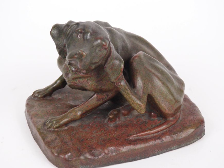 Sujet 1900 en grès polychrome. "le braque"  Dim. 19,5 x 24 cm