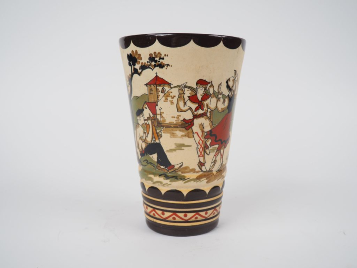 Vase cornet en grès polychrome à décor de fandango du pays basque. Sig