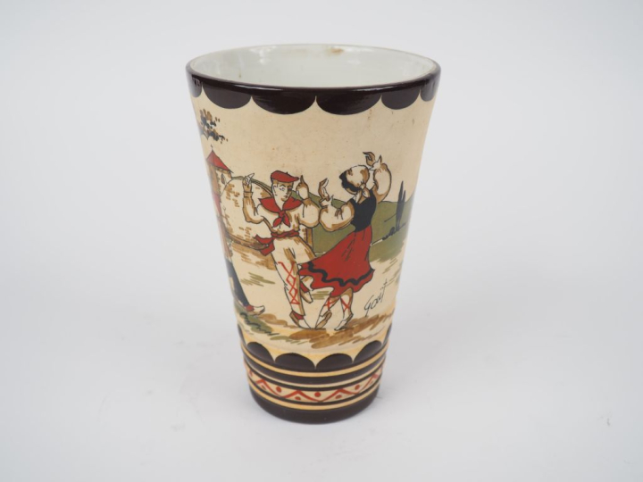 Vase cornet en grès polychrome à décor de fandango du pays basque. Sig