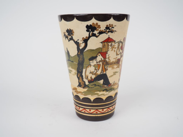 Vase cornet en grès polychrome à décor de fandango du pays basque. Sig