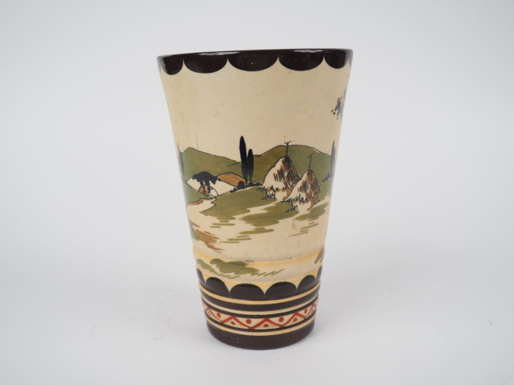 Vase cornet en grès polychrome à décor de fandango du pays basque. Sig