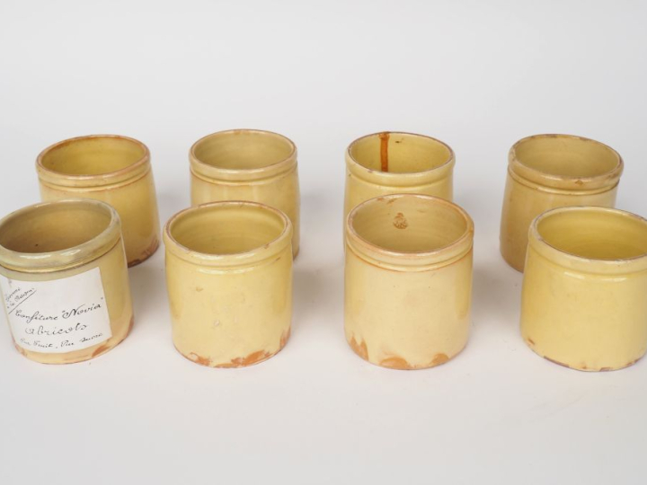 8 pots à confiture en terre vernissée ocre.