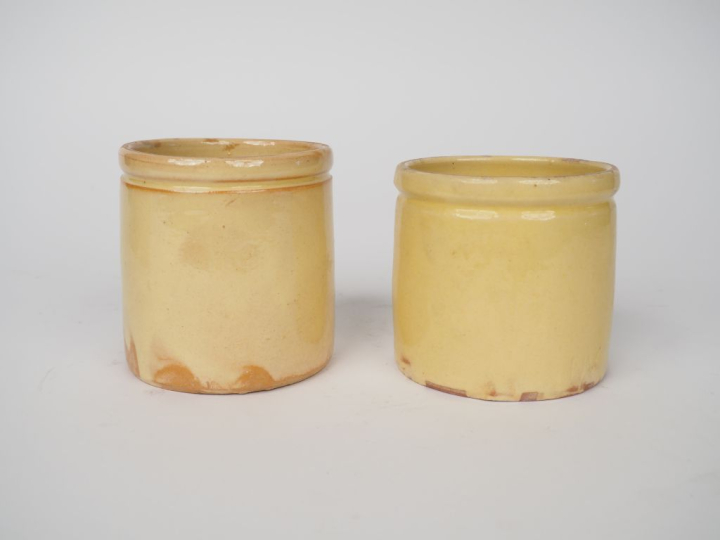 8 pots à confiture en terre vernissée ocre.