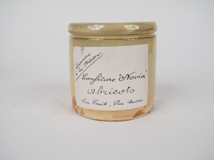 8 pots à confiture en terre vernissée ocre.