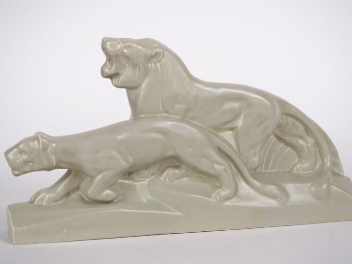 L. FRANCOIS.  Groupe Art Déco en porcelaine céladon "lion et lionne"  
