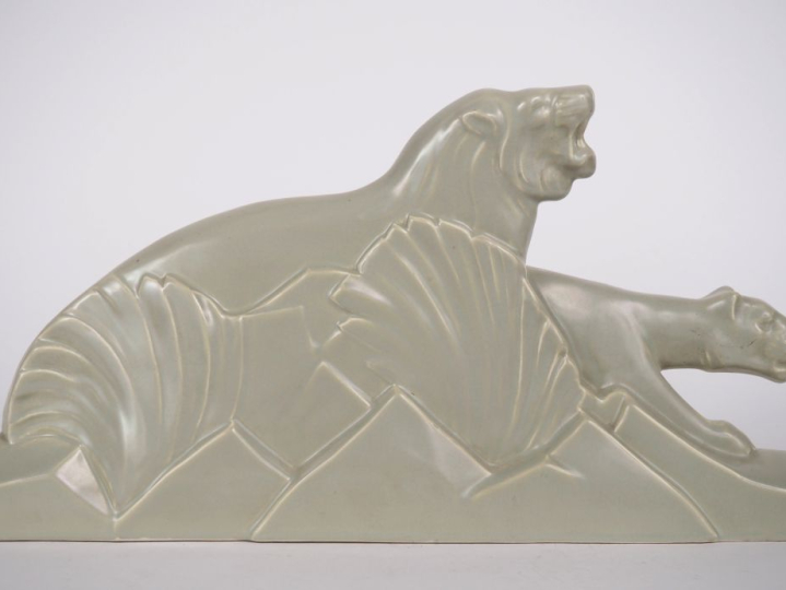 L. FRANCOIS.  Groupe Art Déco en porcelaine céladon "lion et lionne"  