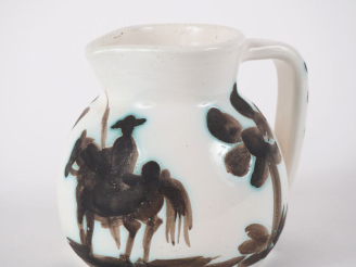 Vente aux enchères Pablo PICASSO pour MADOURA. Pichet "Taureau et picador" en céramique. 