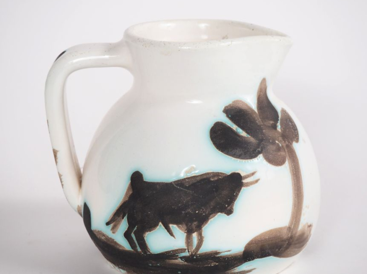 Pablo PICASSO pour MADOURA. Pichet "Taureau et picador" en céramique. 