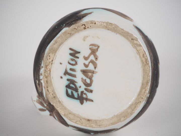 Pablo PICASSO pour MADOURA. Pichet "Taureau et picador" en céramique. 