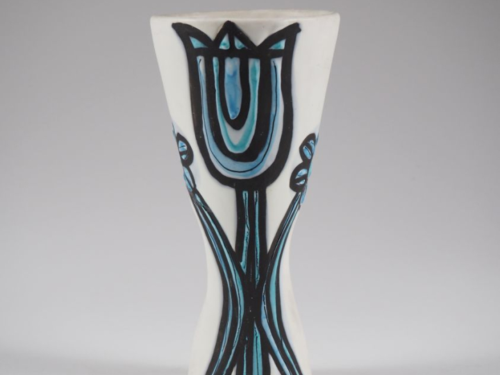 Roger CAPRON à Vallauris. Vase cornet en céramique polychrome à décor 