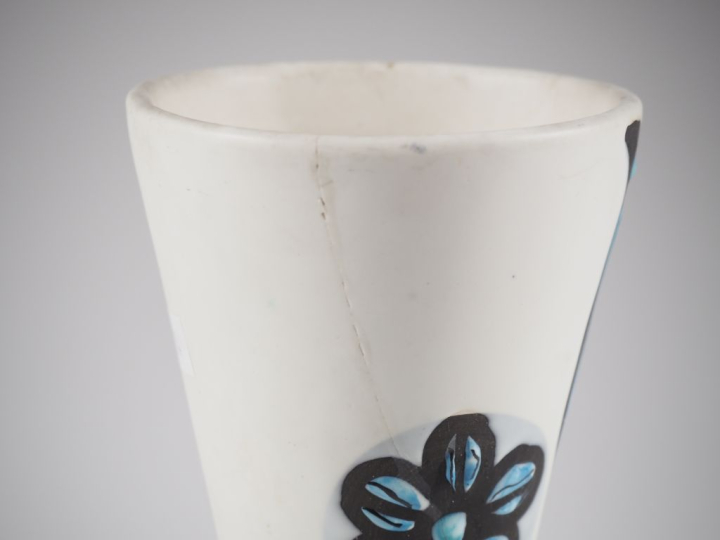 Roger CAPRON à Vallauris. Vase cornet en céramique polychrome à décor 