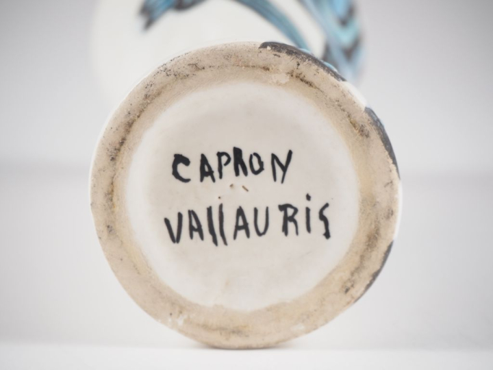 Roger CAPRON à Vallauris. Vase cornet en céramique polychrome à décor 
