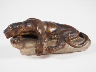 Vente aux enchères MASSON. "Panthère couchée".  Sculpture en biscuit polychrome de Sèvres
