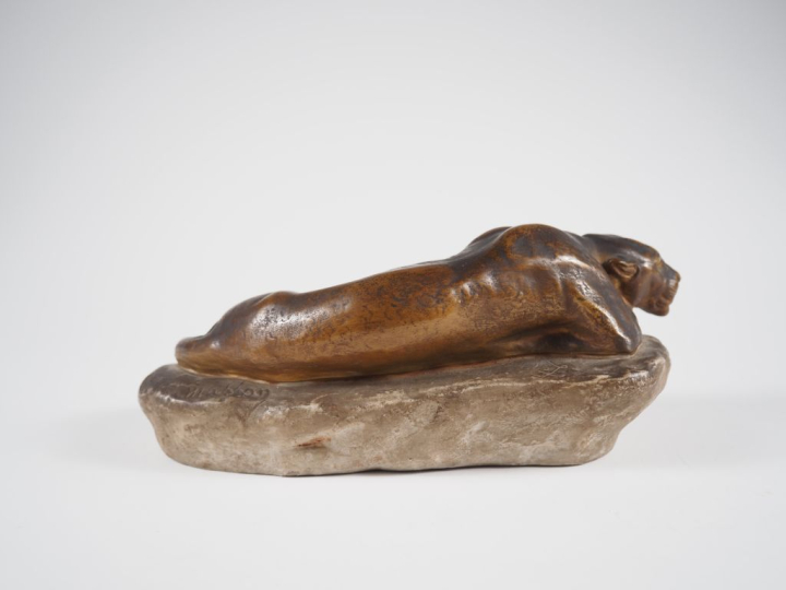 MASSON. "Panthère couchée".  Sculpture en biscuit polychrome de Sèvres