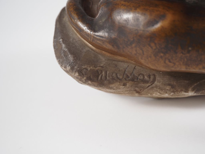 MASSON. "Panthère couchée".  Sculpture en biscuit polychrome de Sèvres