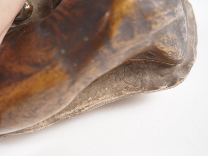 MASSON. "Panthère couchée".  Sculpture en biscuit polychrome de Sèvres