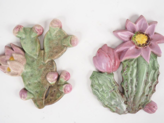 Vente aux enchères GIRAUD à VALLAURIS. Deux plaques murales polychromes figurant des cact