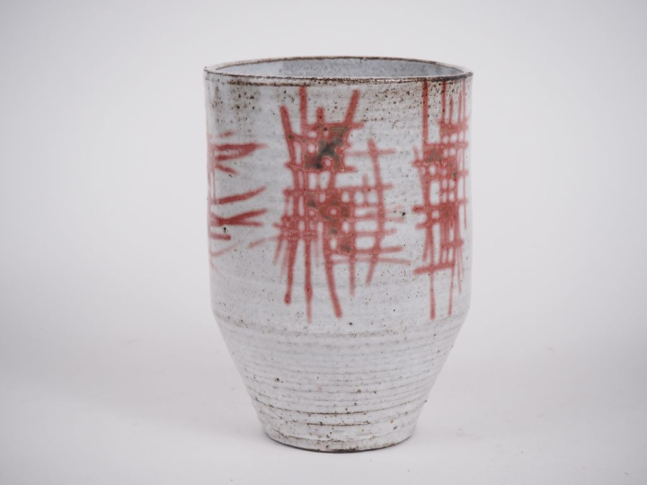 Vase 1960 en grès émaillé blanc et rouge. H. 21 cm