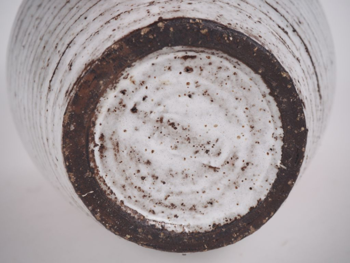 Vase 1960 en grès émaillé blanc et rouge. H. 21 cm