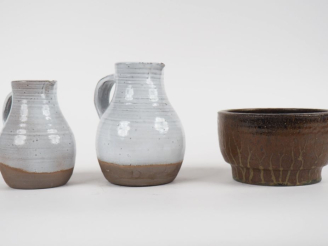 Vente aux enchères Coupe en grès brun veiné. H. 10,5. On y joint deux cruches en céramiqu