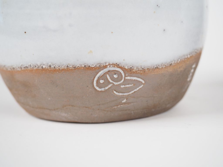 Coupe en grès brun veiné. H. 10,5. On y joint deux cruches en céramiqu