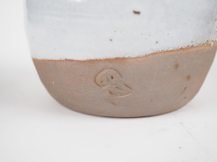 Coupe en grès brun veiné. H. 10,5. On y joint deux cruches en céramiqu