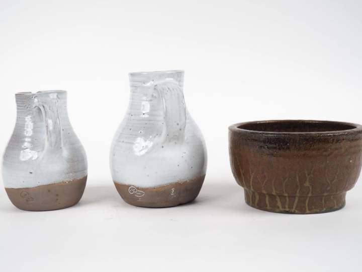 Coupe en grès brun veiné. H. 10,5. On y joint deux cruches en céramiqu