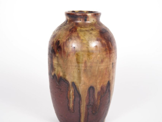 Vente aux enchères Vase début XXème en grès à décor flammé ocre et vert. H. 16 cm.