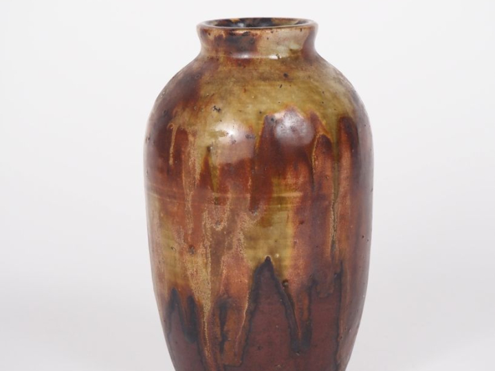 Vase début XXème en grès à décor flammé ocre et vert. H. 16 cm.