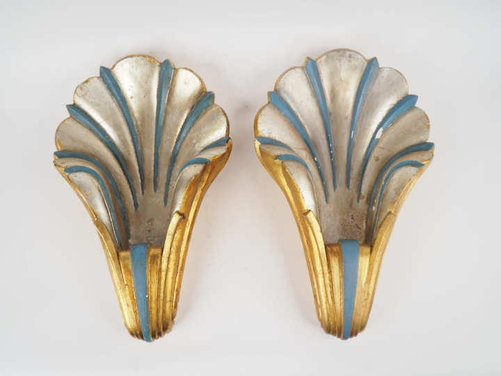 Paire d'appliques de style 1940 en stuc polychrome en forme de palmett