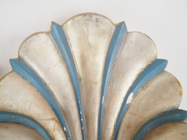 Paire d'appliques de style 1940 en stuc polychrome en forme de palmett