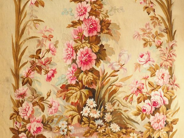 Tenture à décor de fleurs et de palmes. Dim. 310 x 137 cm