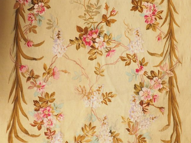 Tenture à décor de fleurs et de palmes. Dim. 310 x 137 cm