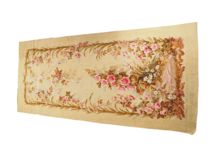 Tenture à décor de fleurs et de palmes. Dim. 310 x 137 cm