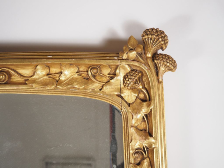 Miroir Art Nouveau en bois et stuc doré, à décor de feuilles de lière 