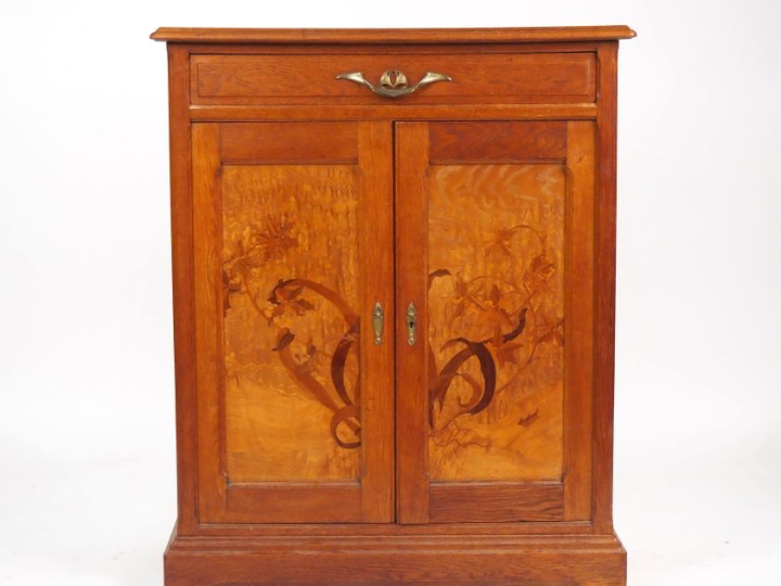Buffet bas Art Nouveau en chêne et marqueterie, à décor de fleurs et d