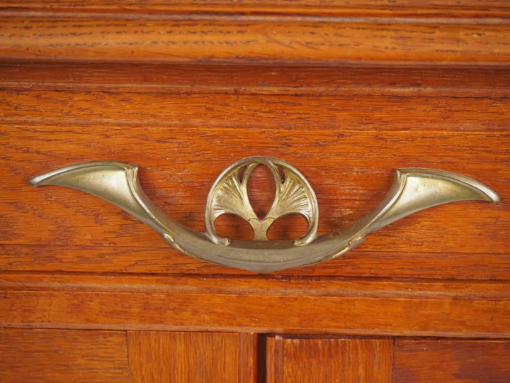 Buffet bas Art Nouveau en chêne et marqueterie, à décor de fleurs et d