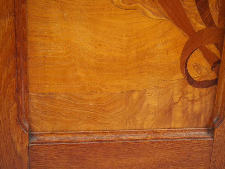 Buffet bas Art Nouveau en chêne et marqueterie, à décor de fleurs et d