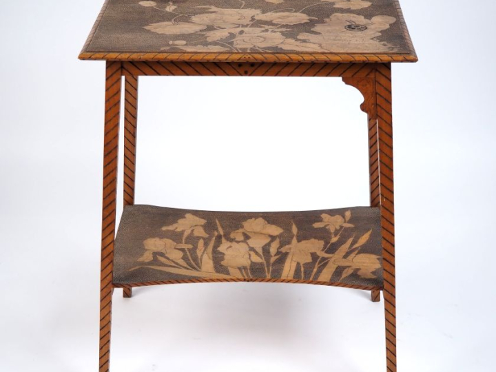 Guéridon Art Nouveau en bois naturel gravé, à décor de jeune fille, de