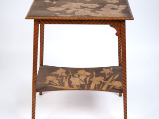Vente aux enchères Guéridon Art Nouveau en bois naturel gravé, à décor de jeune fille, de