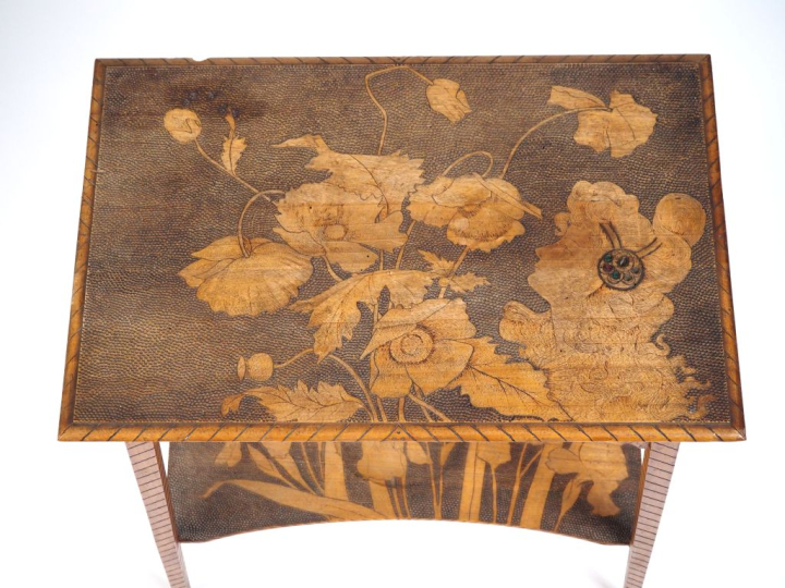 Guéridon Art Nouveau en bois naturel gravé, à décor de jeune fille, de