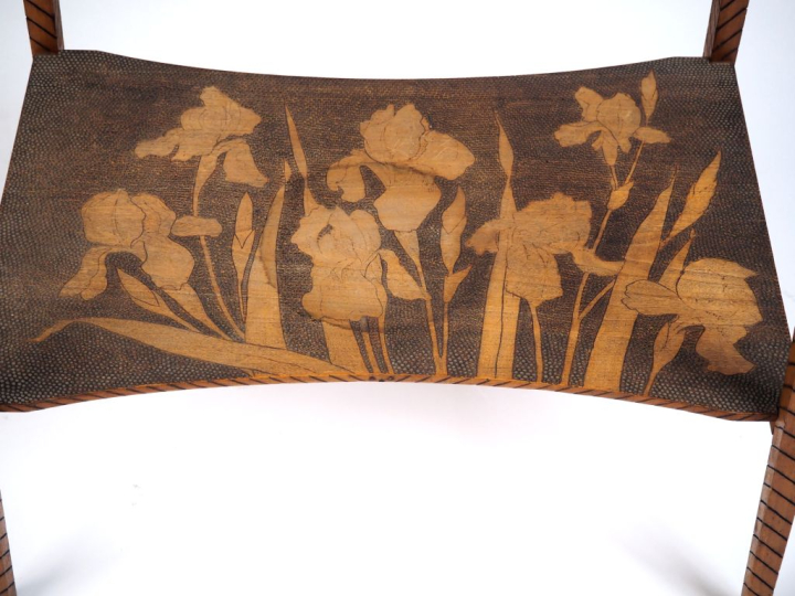 Guéridon Art Nouveau en bois naturel gravé, à décor de jeune fille, de