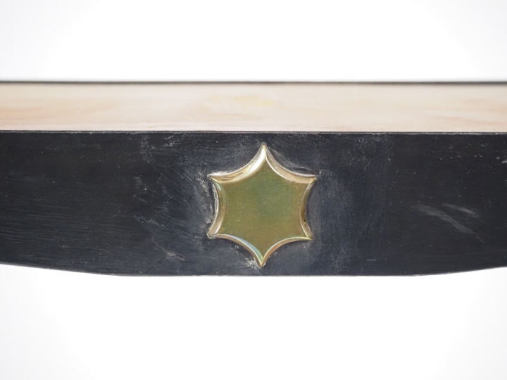 Jacques ADNET. Etagère à 4 plateaux en métal laqué noir et doré à déco