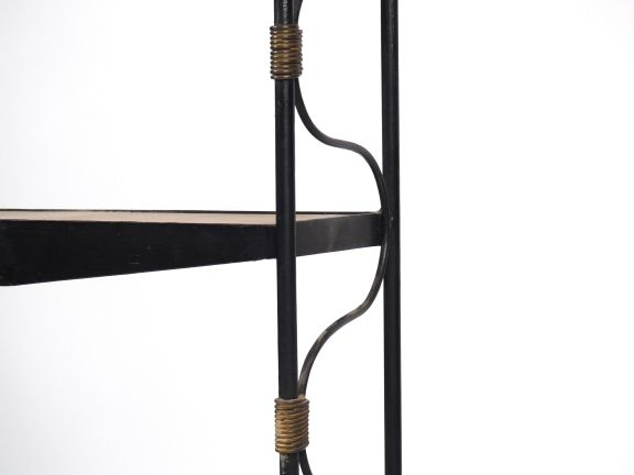 Jacques ADNET. Etagère à 4 plateaux en métal laqué noir et doré à déco