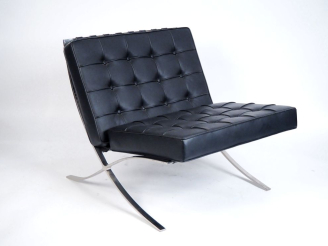 Vente aux enchères MIES VAN DER ROHE (d'après) Chauffeuse "barcelona" en cuir noir et mét